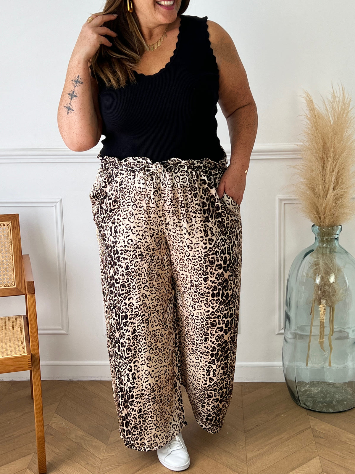 Découvrez notre nouveau pantalon Curve Dorene avec son motif léopard tendance en noir et beige. La taille élastique et le lien de serrage factice offrent un confort optimal tout en ajoutant une touche de style à votre garde-robe. Laissez-vous séduire par ce pantalon qui allie confort et élégance !