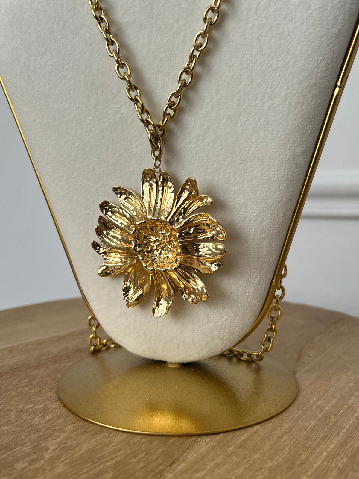 Gold flower necklace: Rosalia