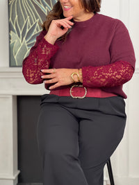 Un essentiel twisté avec élégance. Ce pull bordeaux à manches longues en dentelle mêle douceur et transparence pour un style à la fois simple et raffiné.