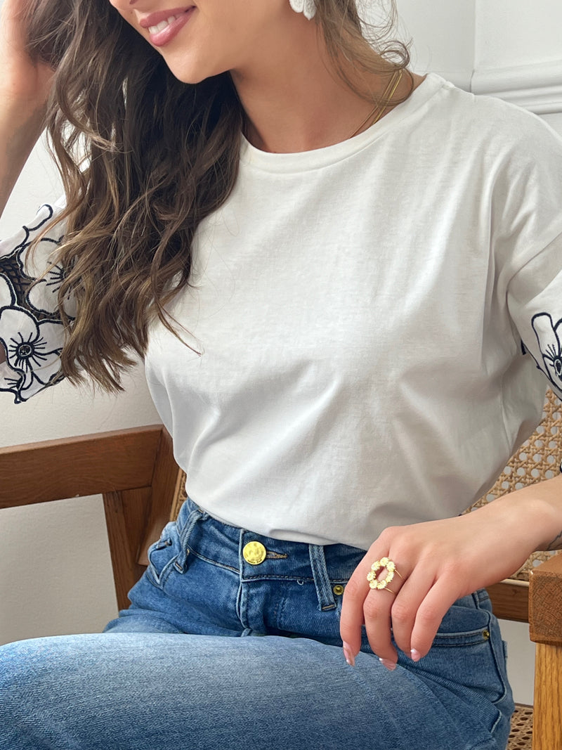 Découvrez notre magnifique Tee-shirt Adalia, avec son col rond et ses manches courtes confortables. Les motifs floraux sur les manches ajoutent une touche de féminité, tandis que le motif brodé ajouré apporte une élégance subtile. Fabriqué en coton, ce tee-shirt est à la fois doux et confortable. Profitez d'un style unique avec Adalia !