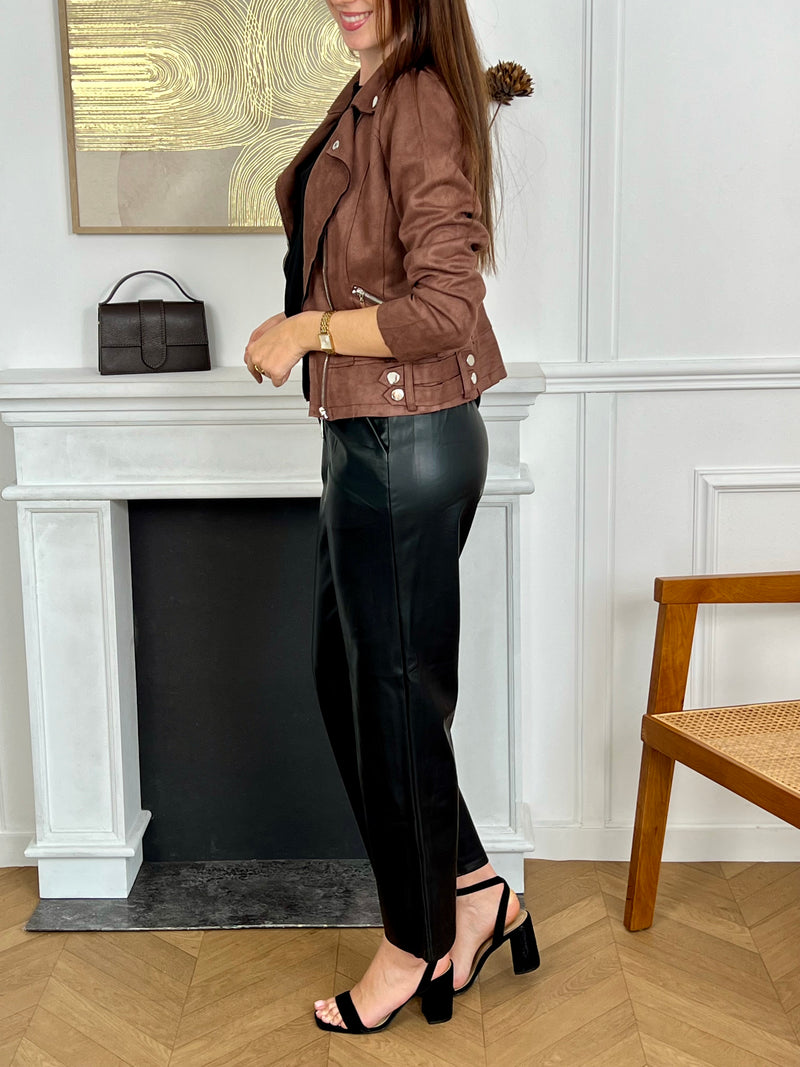 Ce pantalon simili noir, Aela, allie style et confort grâce à sa taille élastique au dos qui s’adapte parfaitement. Doté de deux poches pratiques à l’avant, il facilite le rangement de vos essentiels au quotidien.