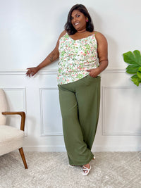 Ce pantalon kaki grande taille Karoline est un essentiel pour toutes les femmes. Très confortable avec son élastique au dos et ses poches latérales à l'avant, il ajoute une touche de style avec sa ceinture amovible à motifs assortie avec le top Alena.