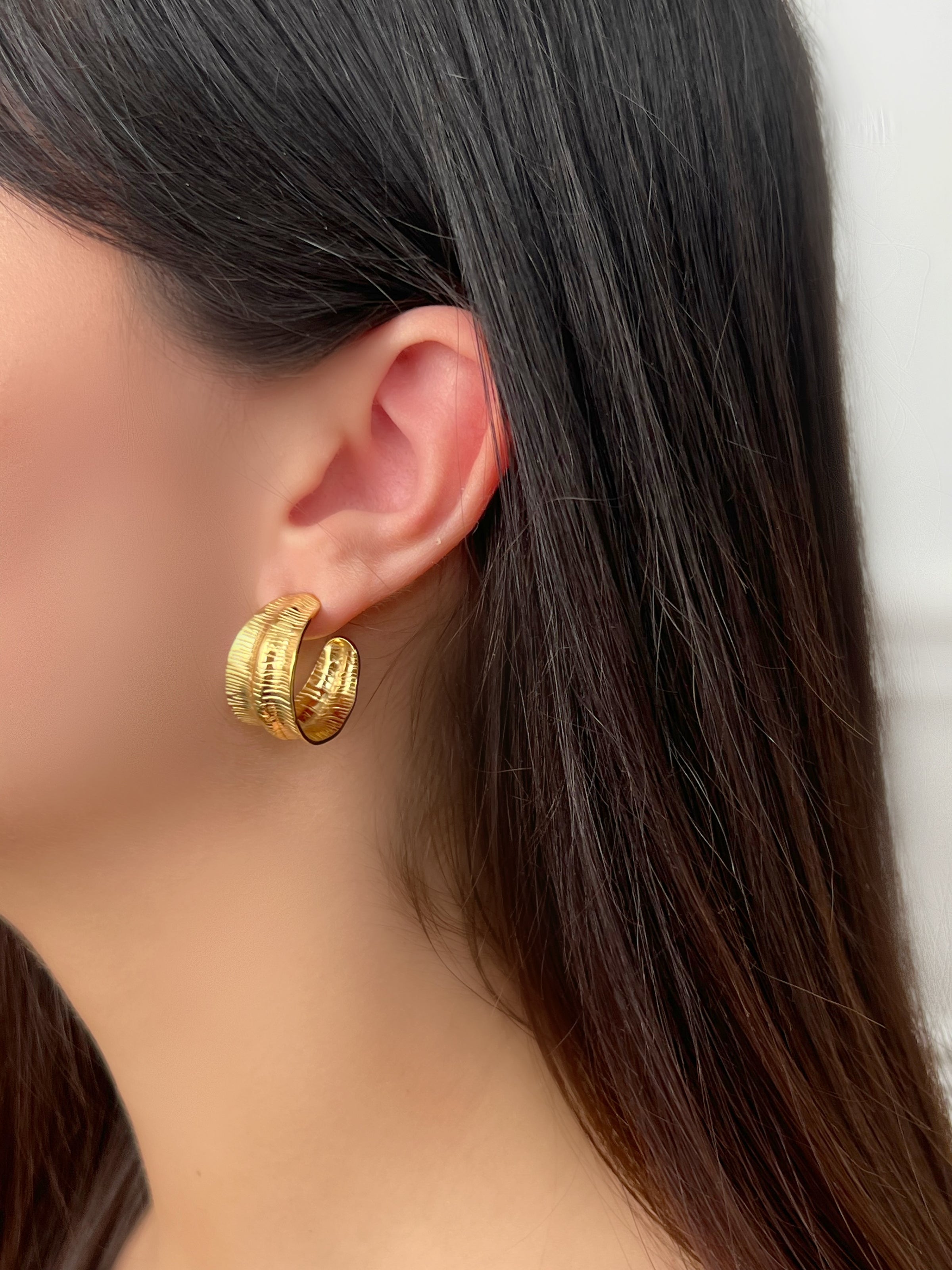 Gold earrings: Yunia