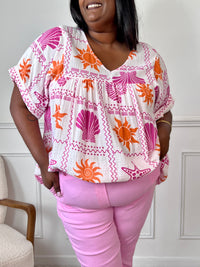 Blouse grande taille en gaze de coton ajourée, col V et manches courtes. Motifs coquillage et soleil en écru, orange et violet pour un look audacieux et frais.