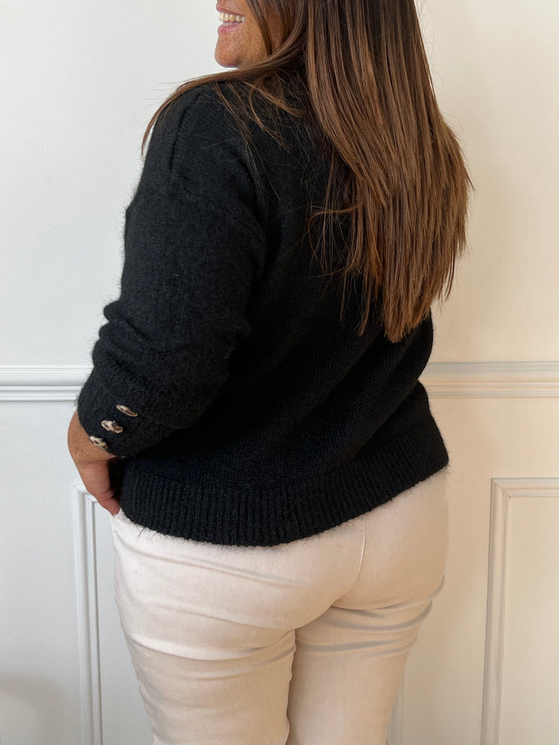 Le gilet noir Curve: Ange allie confort et style avec ses manches longues et ses boutons sur la longueur et aux manches. Avec son coeur brodé motif léopard sur le devant, il ajoutera une touche de fantaisie à toutes vos tenues. Restez au chaud tout en restant tendance avec ce gilet unique !