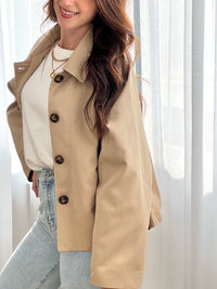 Découvrez notre trench court Eda, la pièce incontournable pour sublimer vos tenues. Confectionné en beige intemporel, ce manteau allie élégance et polyvalence.