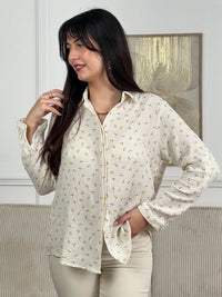 Chemise beige en gaze de coton, parfaite pour les silhouettes généreuses. Manches longues retroussables avec boutons discrets pour adapter votre style au fil de la journée. Col chemise structuré et boutons sur toute la longueur pour un look intemporel. Motifs floraux jaune et vert qui apportent une touche de gaieté à votre garde-robe.