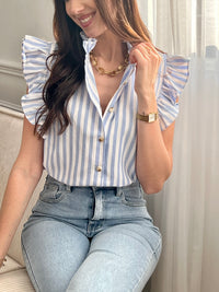 Adoptez cette chemise bleue et écrue femme sans manches, légère et élégante. Elle se ferme par des boutons sur toute la longueur et se distingue par ses volants au col et aux épaules, apportant une touche féminine. Ses rayures verticales en bleu et écru allongent la silhouette et subliment vos tenues.