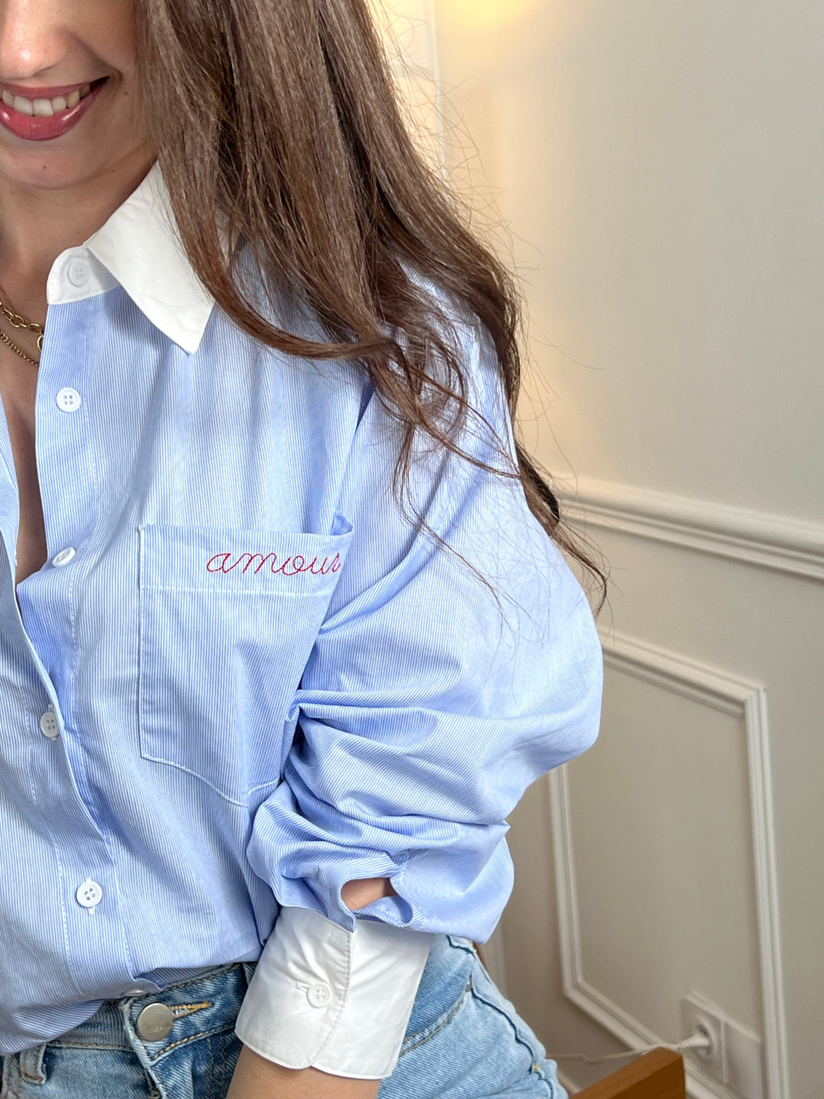 Chemise bleue femme aux rayures verticales délicates qui jouent entre le bleu et l'écru. Dotée de manches longues avec manchettes écrues et d'un col chemise classique, elle offre une allure intemporelle et élégante. Les boutons courent sur toute la longueur et aux poignets pour un ajustement parfait.&nbsp;