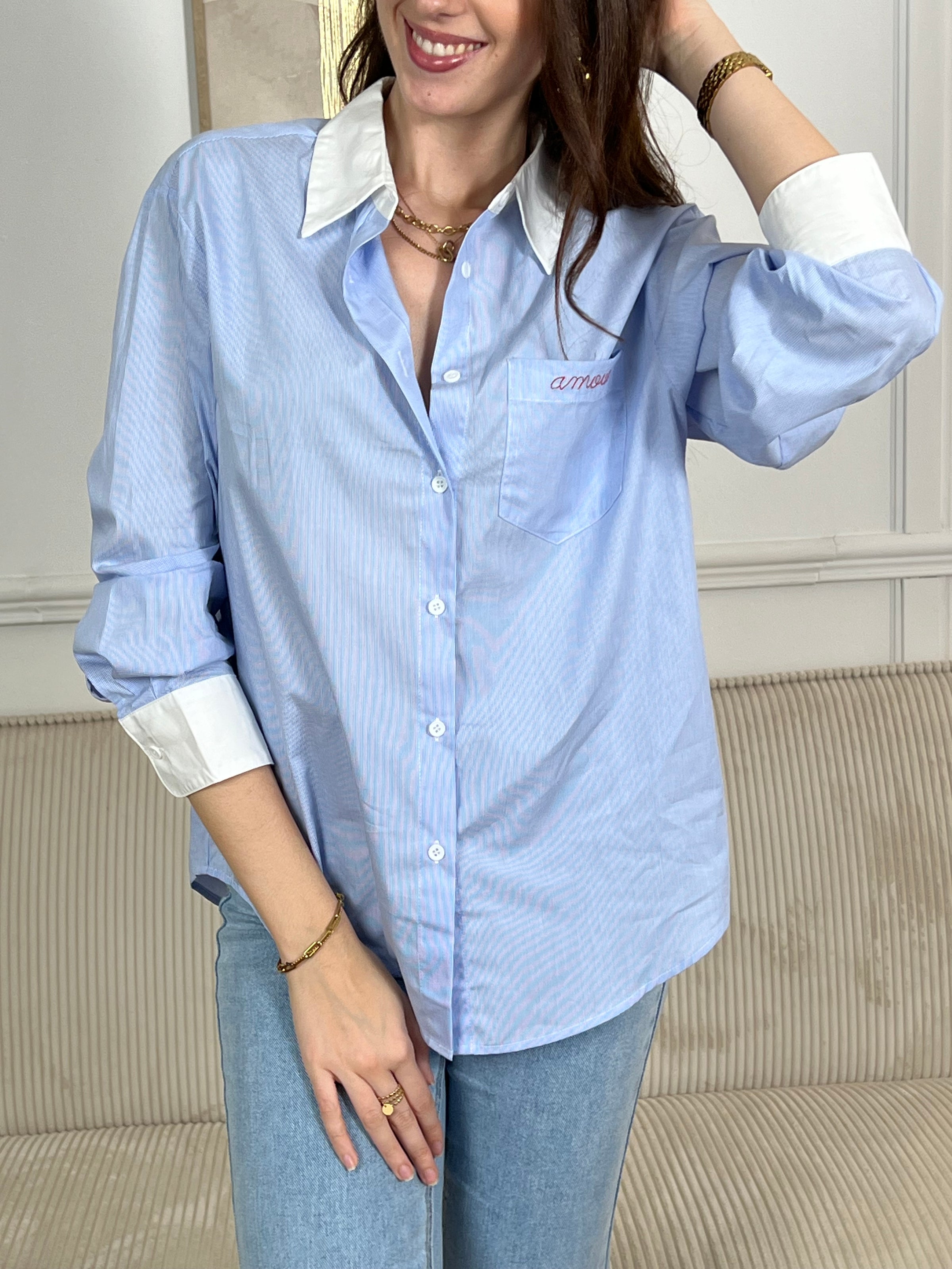 Chemise bleue femme aux rayures verticales délicates qui jouent entre le bleu et l'écru. Dotée de manches longues avec manchettes écrues et d'un col chemise classique, elle offre une allure intemporelle et élégante. Les boutons courent sur toute la longueur et aux poignets pour un ajustement parfait.&nbsp;