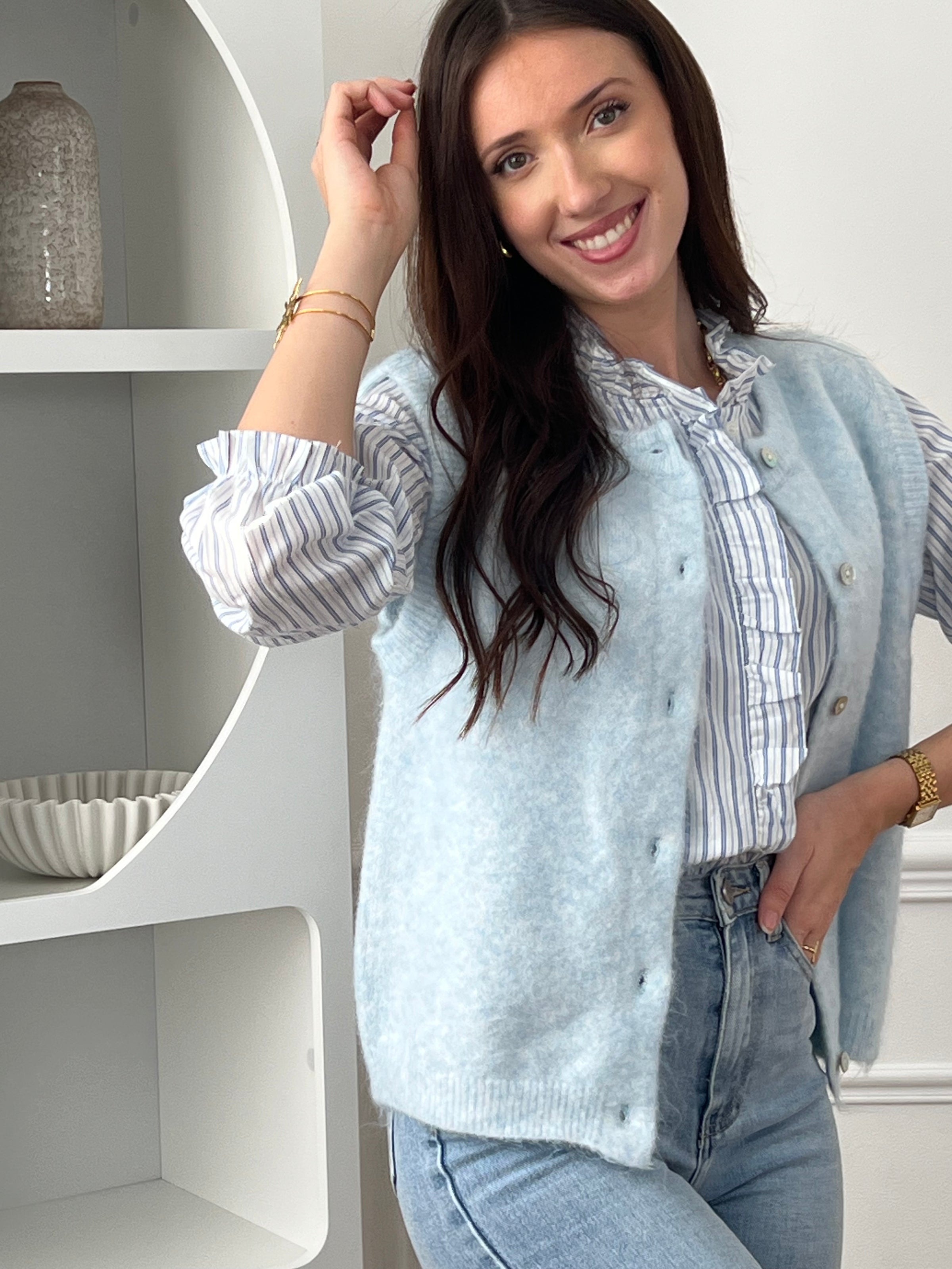 Adoptez cette chemise bleue et écrue femme, élégante et féminine. Dotée de manches longues, d’un col rond et de boutons sur toute la longueur, elle se distingue par ses volants au col et le long de la fermeture. Ses rayures verticales bleues et écrues apportent une touche raffinée et allongent la silhouette.