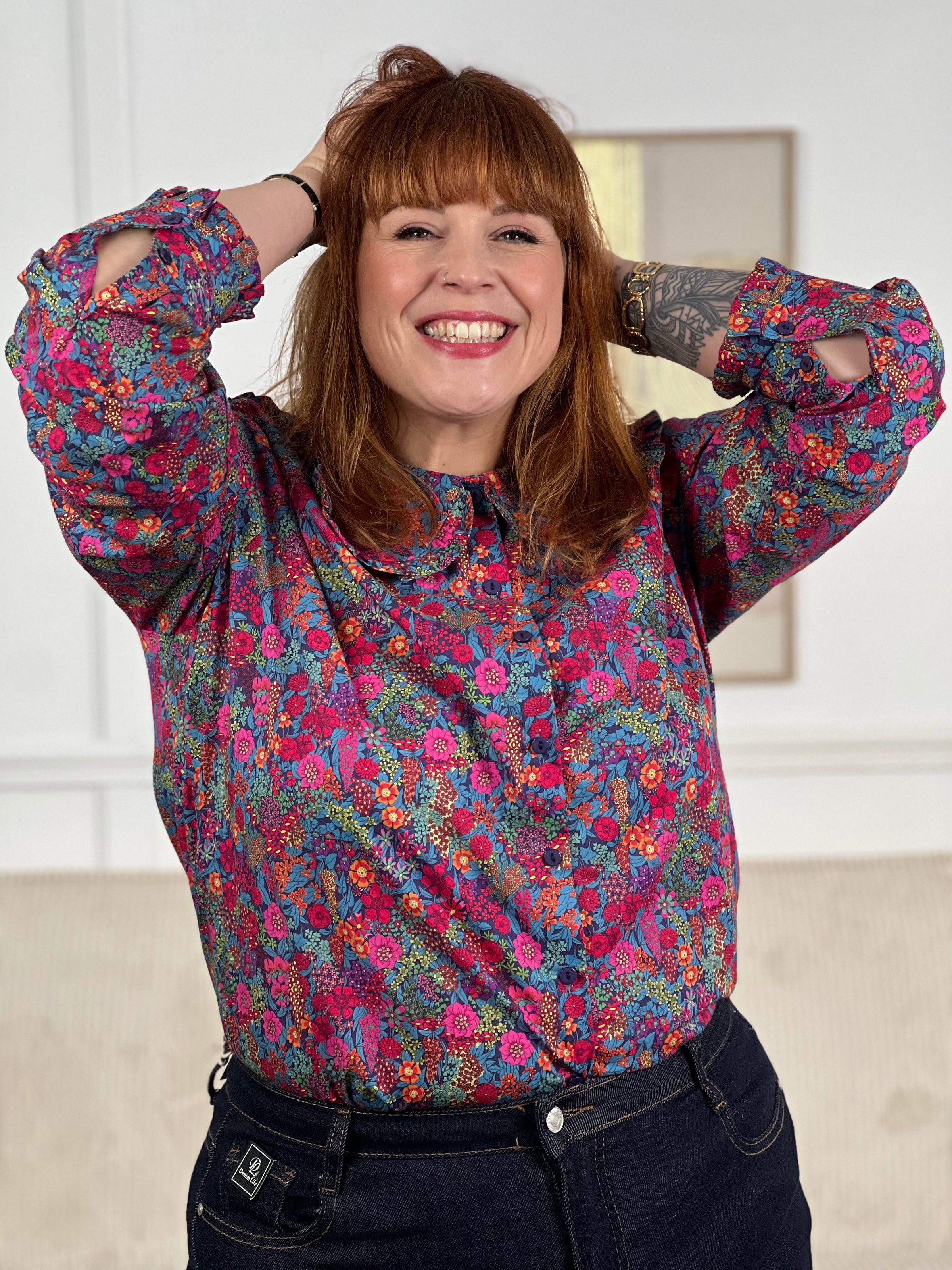 Découvrez notre chemise col claudine Glow, elle offre un confort optimal au quotidien. Son col claudine intemporel et ses manches longues créent une silhouette flatteuse, tandis que le motif floral vibrant en rouge, bleu, violet, orange et jaune apporte une touche de gaieté à votre garde-robe.&nbsp;