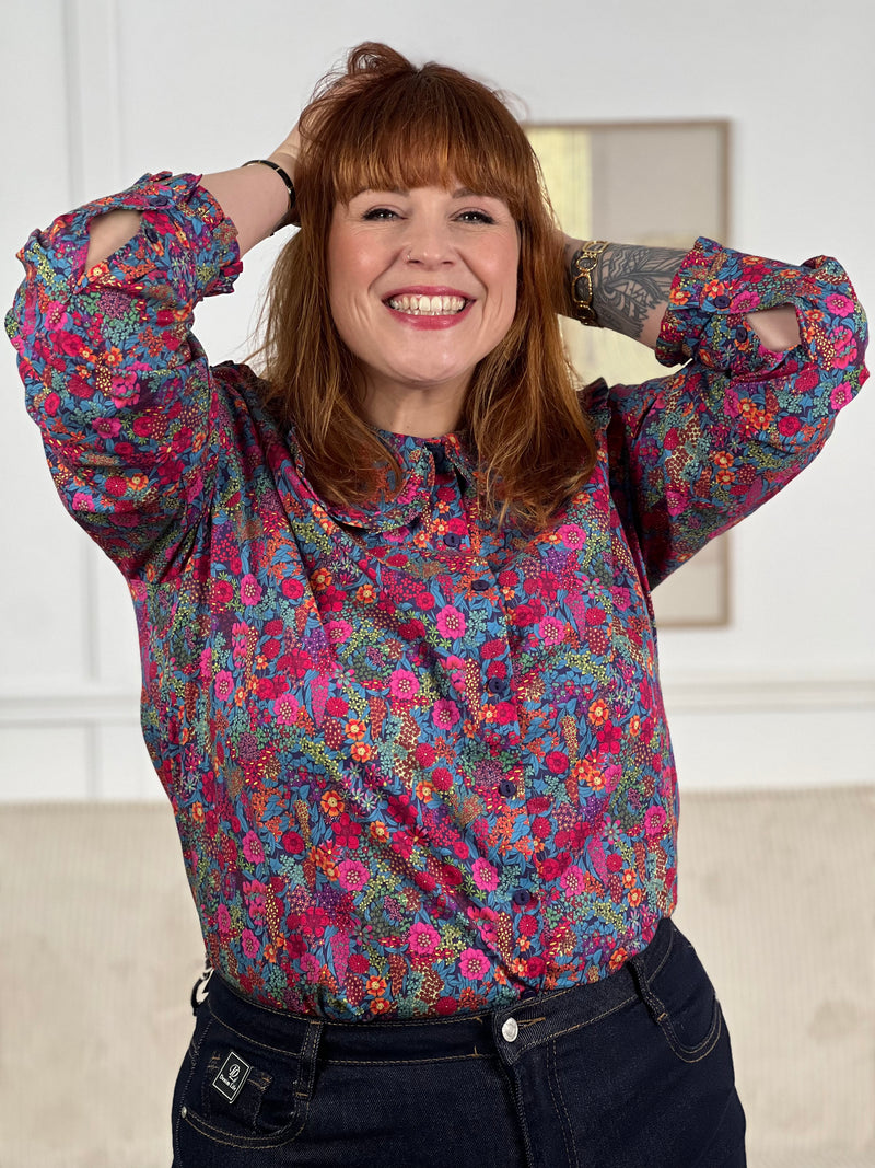 Découvrez notre chemise col claudine Glow, elle offre un confort optimal au quotidien. Son col claudine intemporel et ses manches longues créent une silhouette flatteuse, tandis que le motif floral vibrant en rouge, bleu, violet, orange et jaune apporte une touche de gaieté à votre garde-robe.&nbsp;
