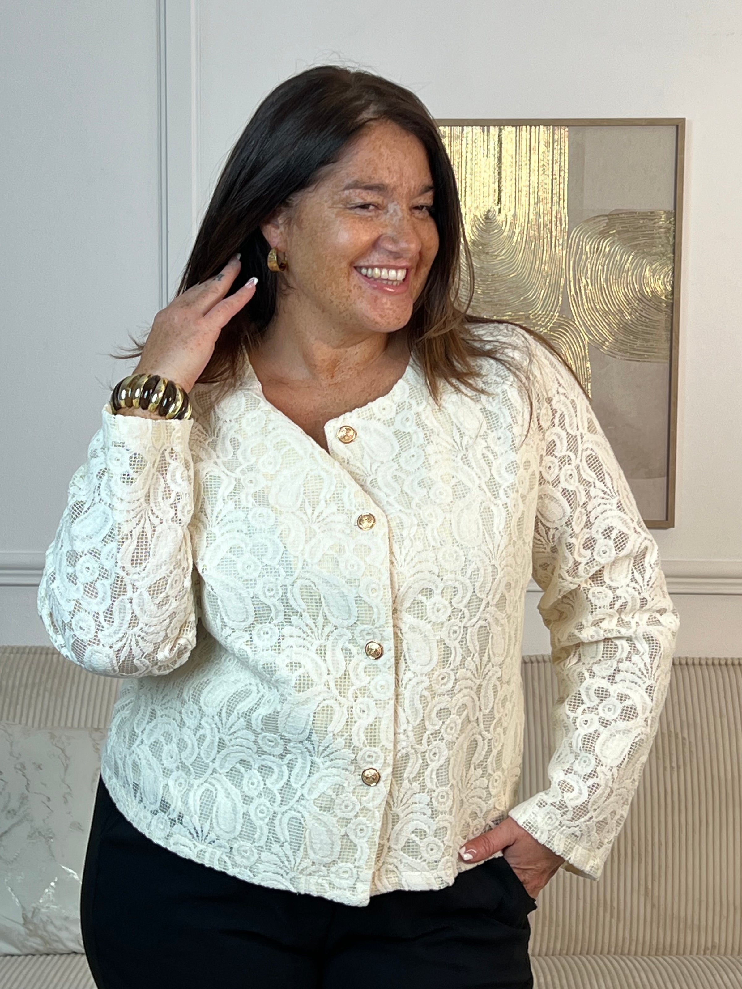 Découvrez Esmee, une chemise en broderie délicate conçue pour sublimer votre silhouette. Avec son col V élégant et ses manches longues, elle offre une allure sophistiquée et intemporelle. La doublure intérieure assure un confort optimal tout au long de la journée, tandis que les boutons dorés ajoutent une touche de raffinement.&nbsp;