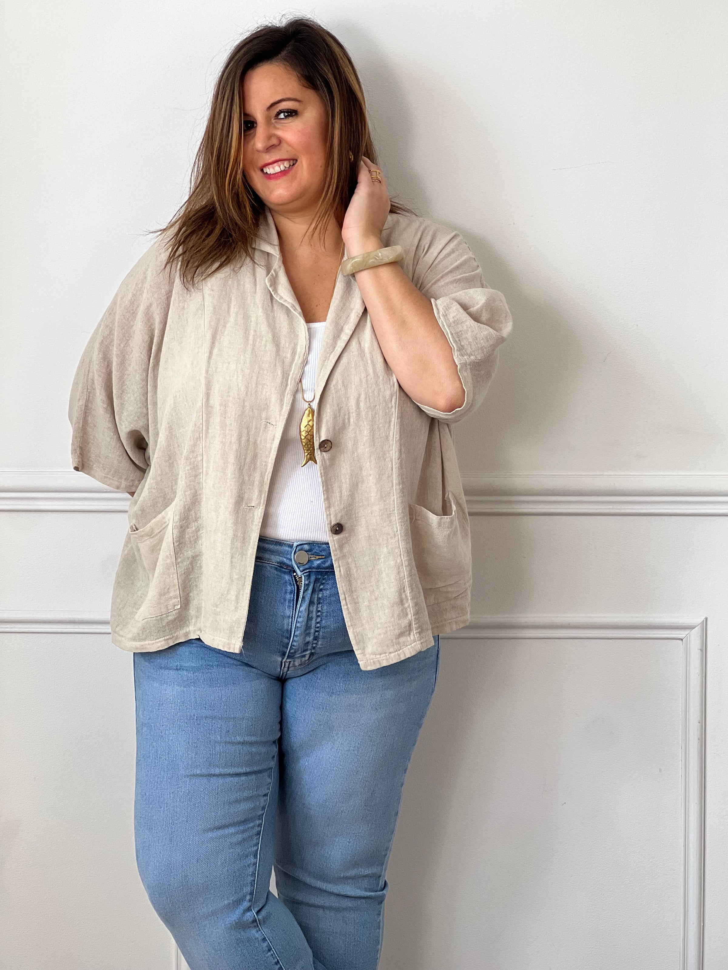 Chemise beige femme grande taille en 100 % coton, idéale pour un confort optimal au quotidien. Sa coupe ample, ses manches courtes et son col à revers lui confèrent un style décontracté et élégant. Dotée de boutons sur toute la longueur et de deux poches sur le devant, elle est parfaite pour composer des tenues tendance et faciles à porter.