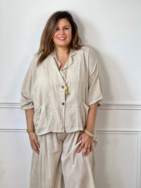 Chemise beige femme grande taille en 100 % coton, idéale pour un confort optimal au quotidien. Sa coupe ample, ses manches courtes et son col à revers lui confèrent un style décontracté et élégant. Dotée de boutons sur toute la longueur et de deux poches sur le devant, elle est parfaite pour composer des tenues tendance et faciles à porter.