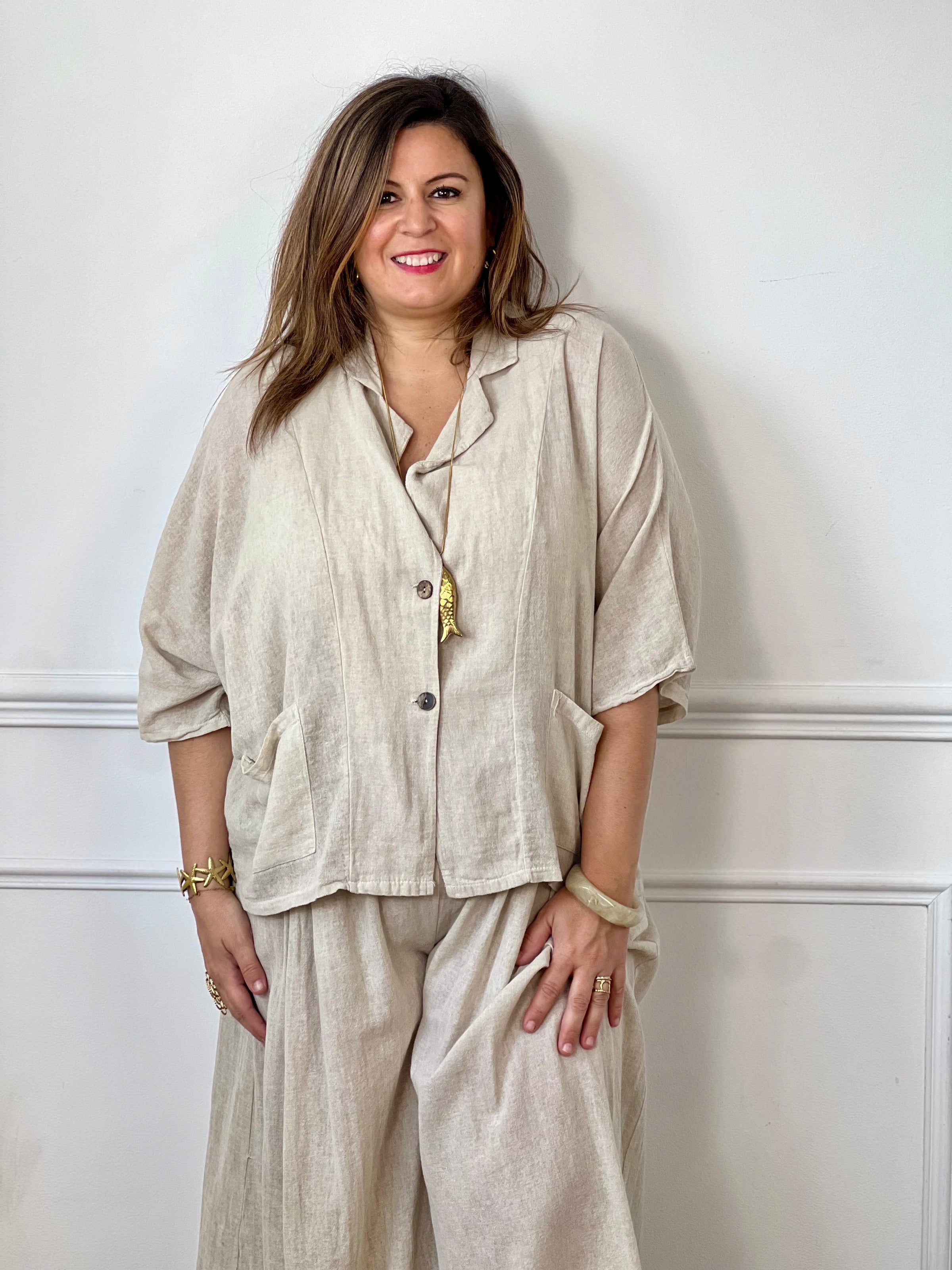 Chemise beige femme grande taille en 100 % coton, idéale pour un confort optimal au quotidien. Sa coupe ample, ses manches courtes et son col à revers lui confèrent un style décontracté et élégant. Dotée de boutons sur toute la longueur et de deux poches sur le devant, elle est parfaite pour composer des tenues tendance et faciles à porter.