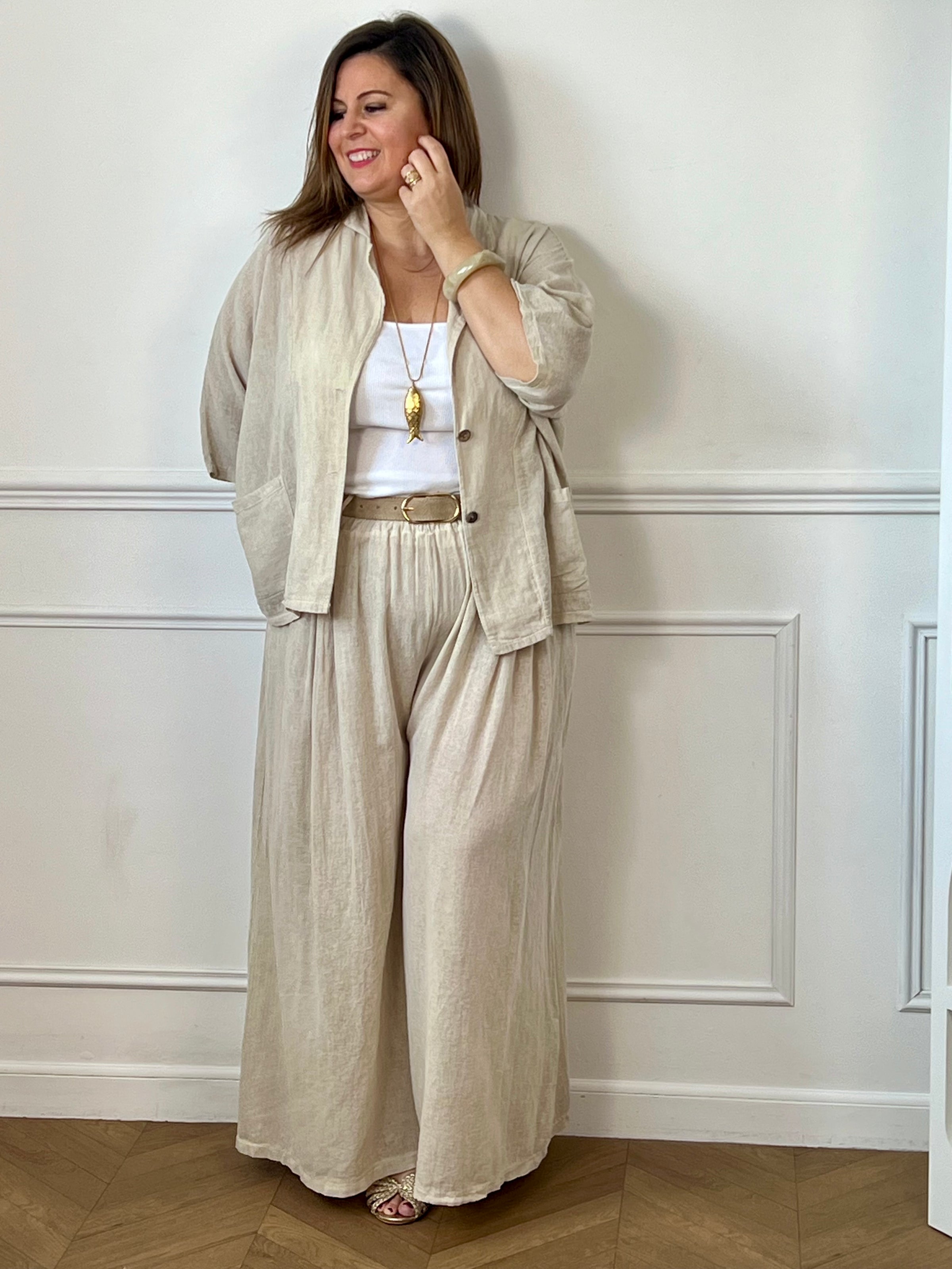 Chemise beige femme grande taille en 100 % coton, idéale pour un confort optimal au quotidien. Sa coupe ample, ses manches courtes et son col à revers lui confèrent un style décontracté et élégant. Dotée de boutons sur toute la longueur et de deux poches sur le devant, elle est parfaite pour composer des tenues tendance et faciles à porter.