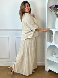 Chemise beige femme grande taille en 100 % coton, idéale pour un confort optimal au quotidien. Sa coupe ample, ses manches courtes et son col à revers lui confèrent un style décontracté et élégant. Dotée de boutons sur toute la longueur et de deux poches sur le devant, elle est parfaite pour composer des tenues tendance et faciles à porter.