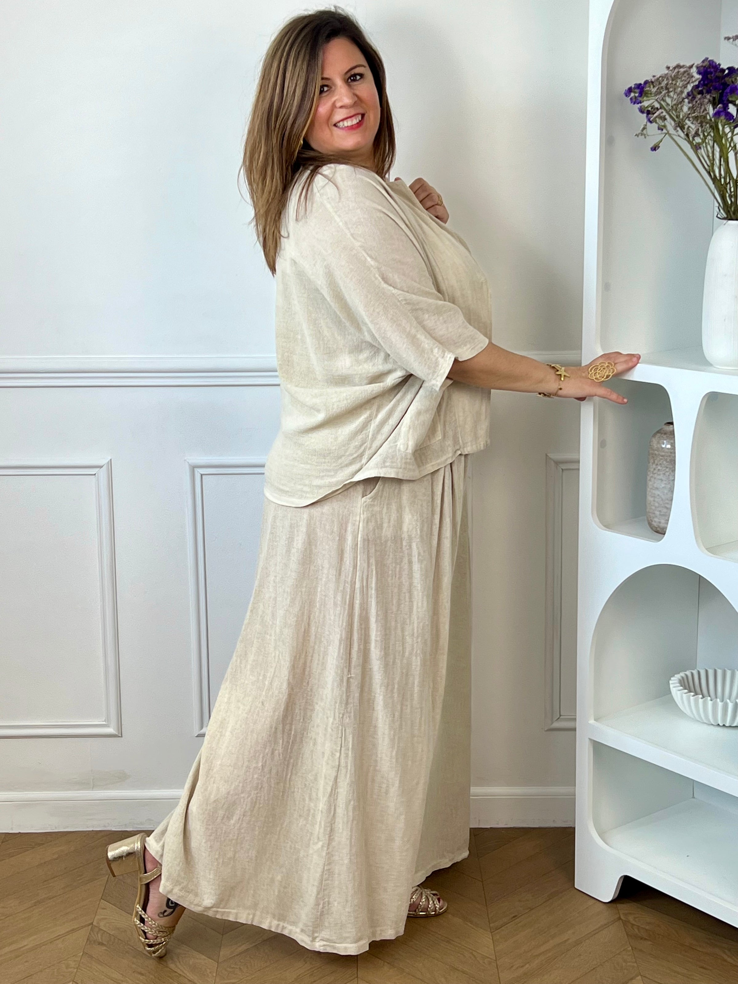 Chemise beige femme grande taille en 100 % coton, idéale pour un confort optimal au quotidien. Sa coupe ample, ses manches courtes et son col à revers lui confèrent un style décontracté et élégant. Dotée de boutons sur toute la longueur et de deux poches sur le devant, elle est parfaite pour composer des tenues tendance et faciles à porter.