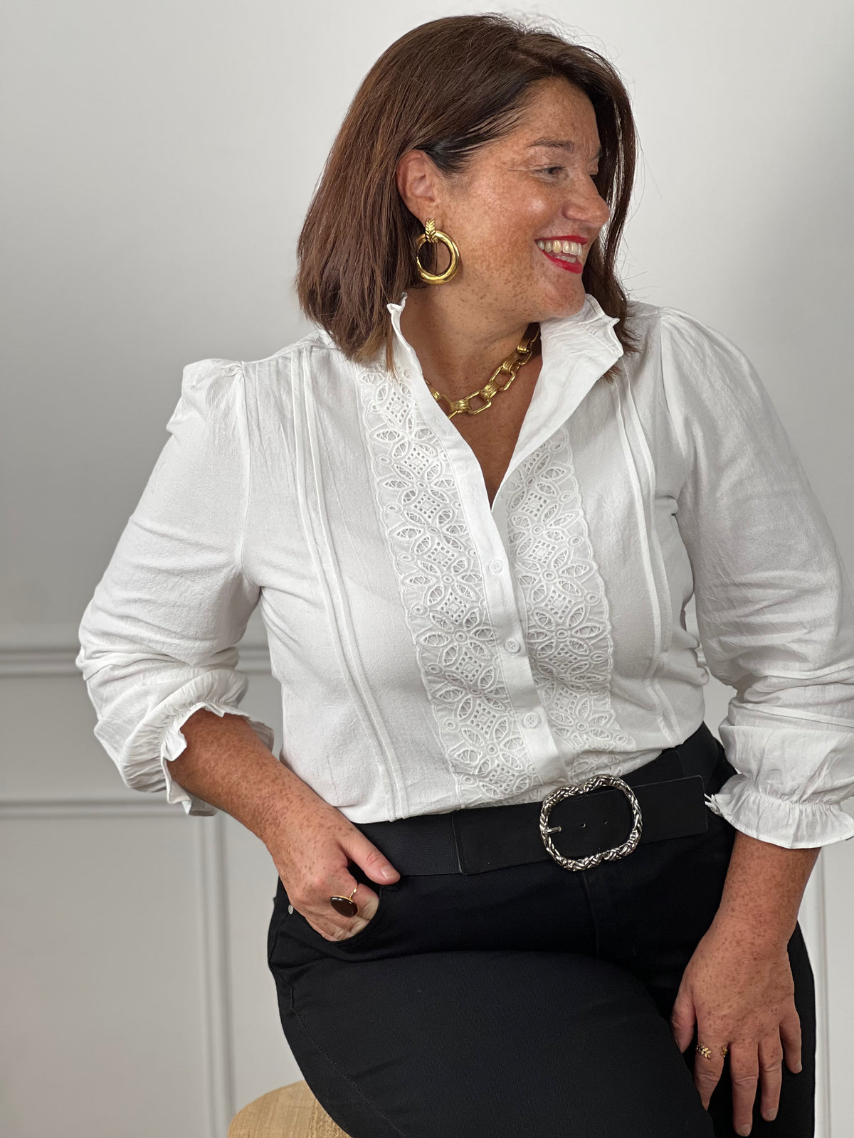 Chemise blanche brodée grande taille à manches bouffantes - détail broderie florale et col V, accessoirisée de bijoux dorés
