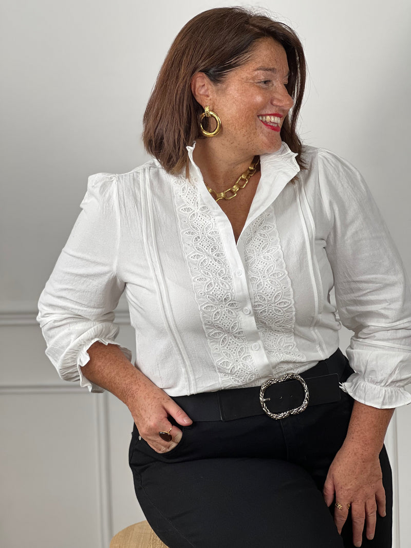 Chemise blanche brodée grande taille à manches bouffantes - détail broderie florale et col V, accessoirisée de bijoux dorés