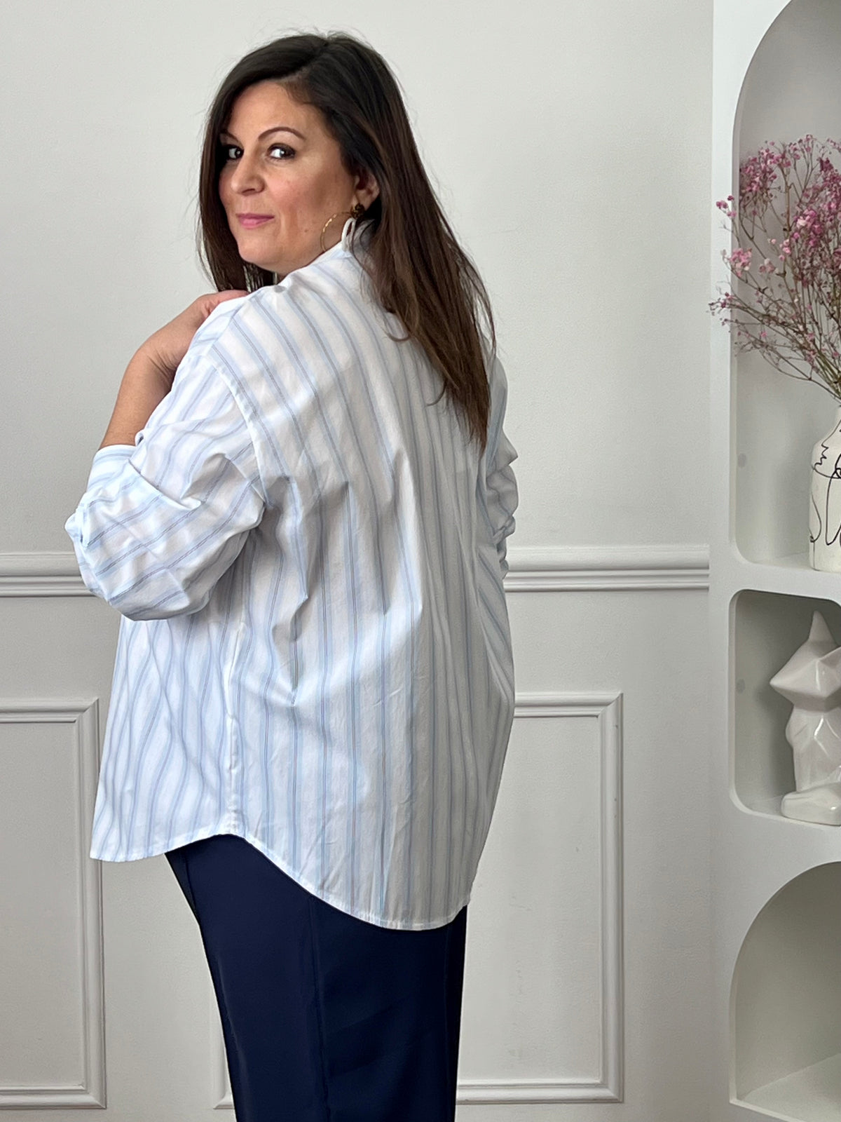 Chemise grande taille en coton à rayures verticales, parfaite pour une allure élégante et confortable. Dotée de manches longues, d’un col chemise avec lien à nouer et de boutons sur toute la longueur ainsi qu’aux poignets, elle apporte une touche chic et féminine. Sa coupe fluide met en valeur toutes les silhouettes.
