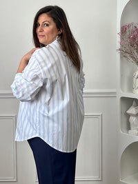 Chemise grande taille en coton à rayures verticales, parfaite pour une allure élégante et confortable. Dotée de manches longues, d’un col chemise avec lien à nouer et de boutons sur toute la longueur ainsi qu’aux poignets, elle apporte une touche chic et féminine. Sa coupe fluide met en valeur toutes les silhouettes.