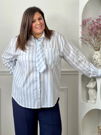 Chemise grande taille en coton à rayures verticales, parfaite pour une allure élégante et confortable. Dotée de manches longues, d’un col chemise avec lien à nouer et de boutons sur toute la longueur ainsi qu’aux poignets, elle apporte une touche chic et féminine. Sa coupe fluide met en valeur toutes les silhouettes.