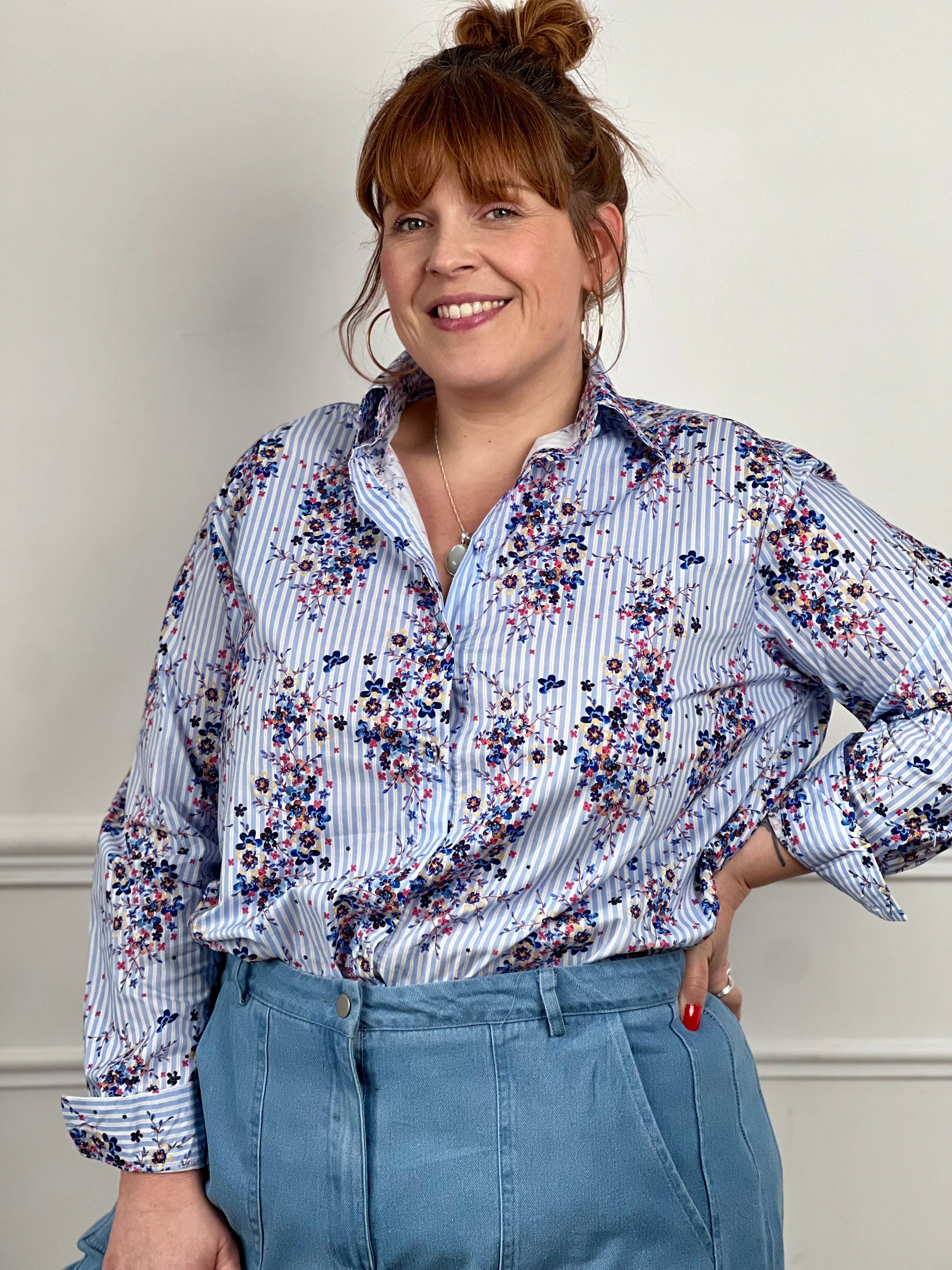 Laissez-vous séduire par cette chemise fleurie grande taille femme, élégante et pleine de fraîcheur. Dotée de manches longues avec boutons aux poignets et d’une fermeture boutonnée sur toute la longueur, elle présente un col chemise classique. Ses rayures verticales bleues et écrues sont sublimées par de motifs fleurs colorées, pour un look à la fois féminin et lumineux.