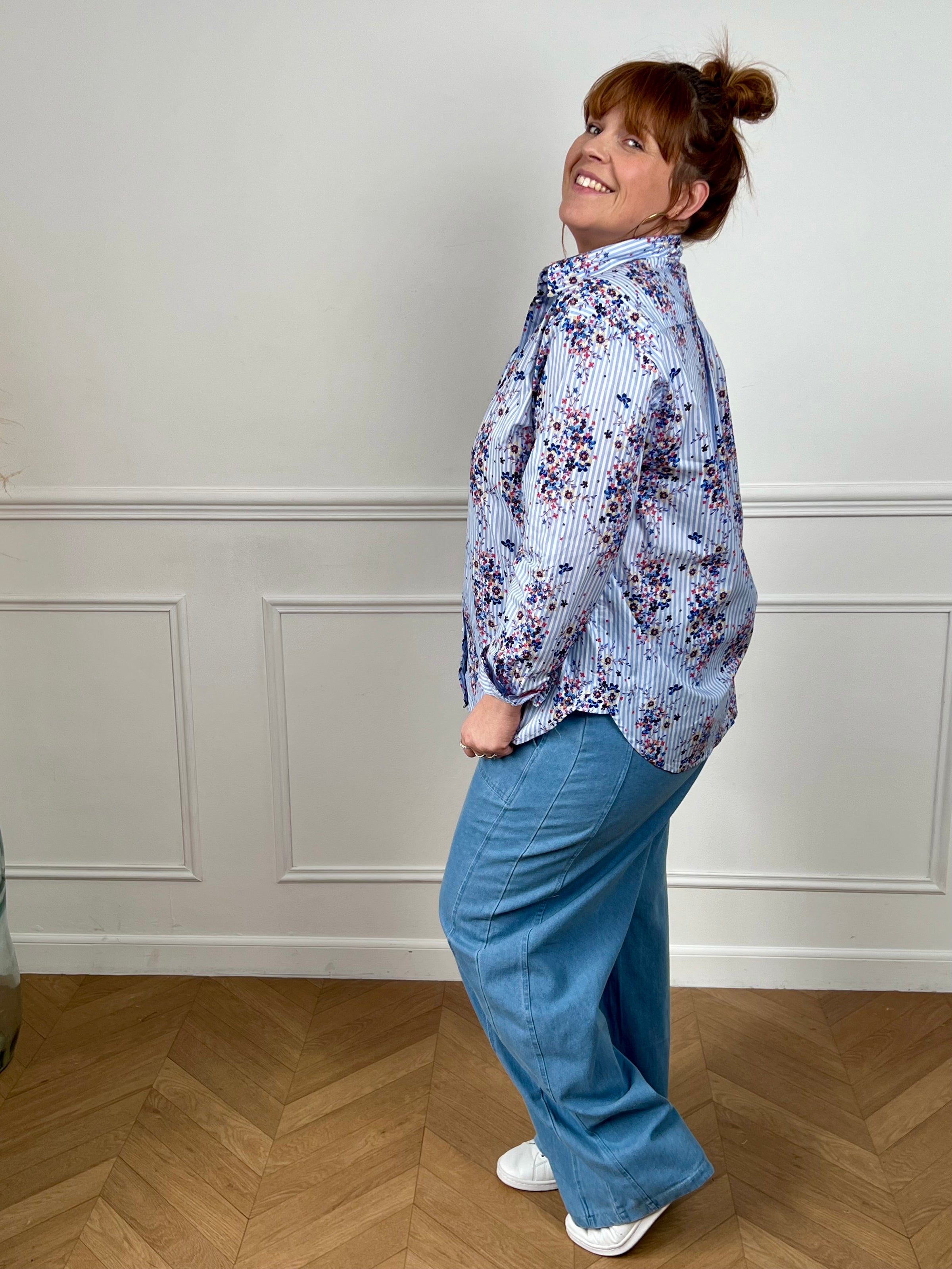 Laissez-vous séduire par cette chemise fleurie grande taille femme, élégante et pleine de fraîcheur. Dotée de manches longues avec boutons aux poignets et d’une fermeture boutonnée sur toute la longueur, elle présente un col chemise classique. Ses rayures verticales bleues et écrues sont sublimées par de motifs fleurs colorées, pour un look à la fois féminin et lumineux.