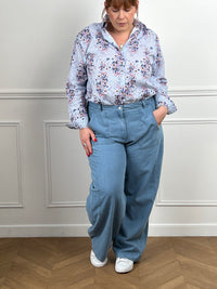 Laissez-vous séduire par cette chemise fleurie grande taille femme, élégante et pleine de fraîcheur. Dotée de manches longues avec boutons aux poignets et d’une fermeture boutonnée sur toute la longueur, elle présente un col chemise classique. Ses rayures verticales bleues et écrues sont sublimées par de motifs fleurs colorées, pour un look à la fois féminin et lumineux.