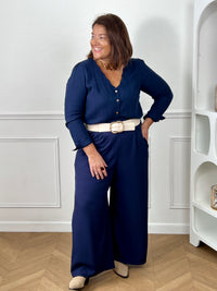 Femme grande taille portant la chemise bleu marine Laury – Col V festonné, tailles 42/44 à 52/54 | Loïcia