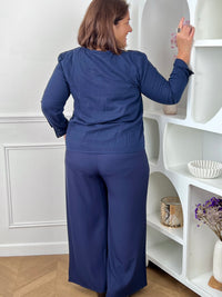 Détail col V festonné et boutons dorés de la chemise bleu marine grande taille Laury | Loïcia