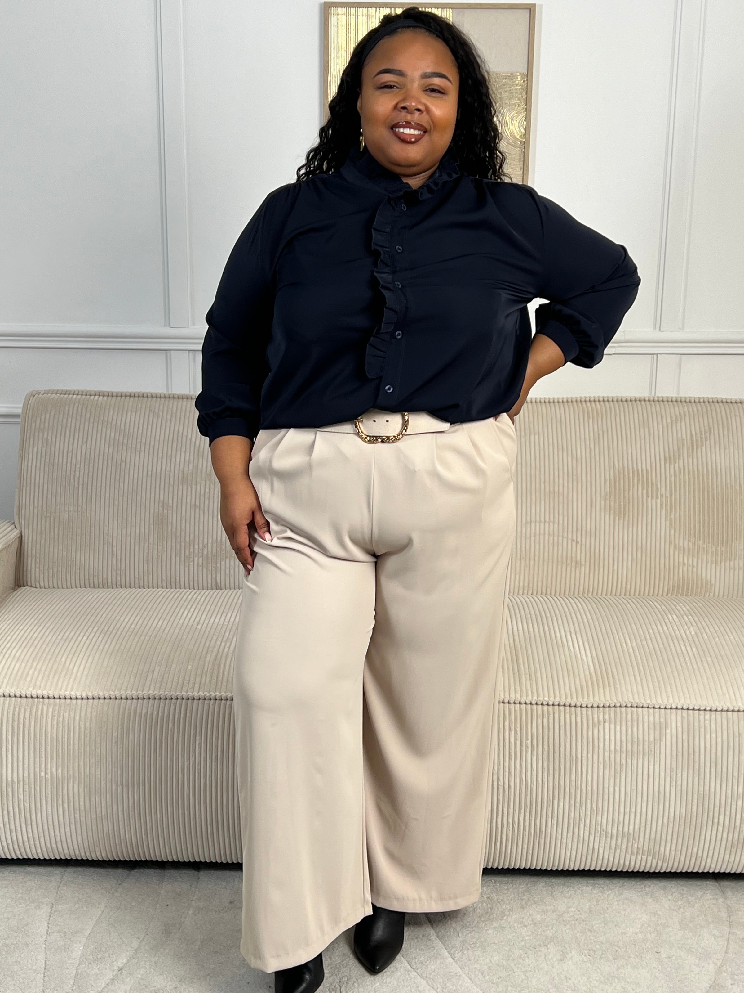 Élégante et délicate, cette chemise bleu marine fluide se distingue par ses volants au col, apportant une touche de féminité et de charme. Une pièce chic et intemporelle, parfaite pour sublimer n’importe quel look.