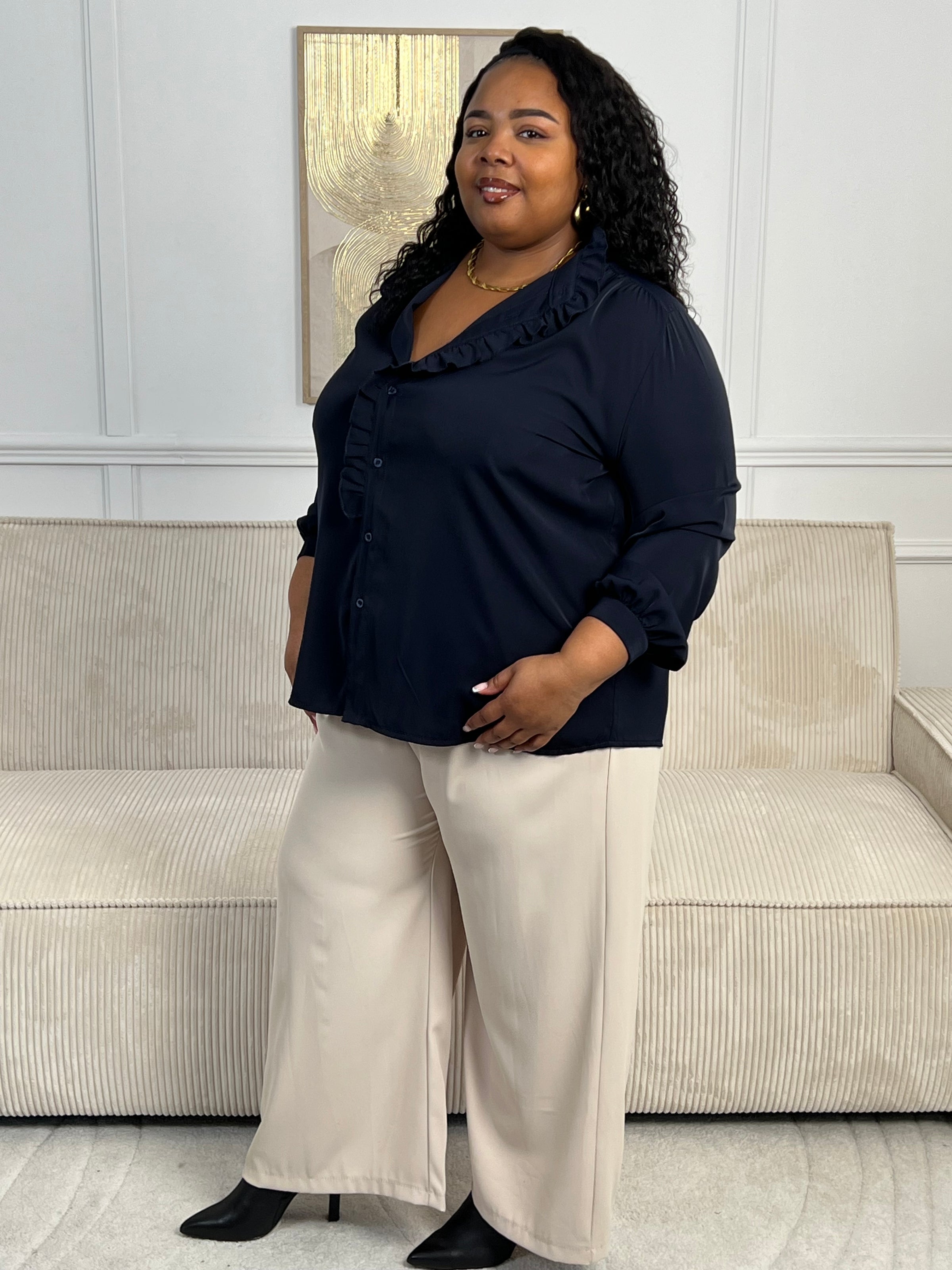 Élégante et délicate, cette chemise bleu marine fluide se distingue par ses volants au col, apportant une touche de féminité et de charme. Une pièce chic et intemporelle, parfaite pour sublimer n’importe quel look.