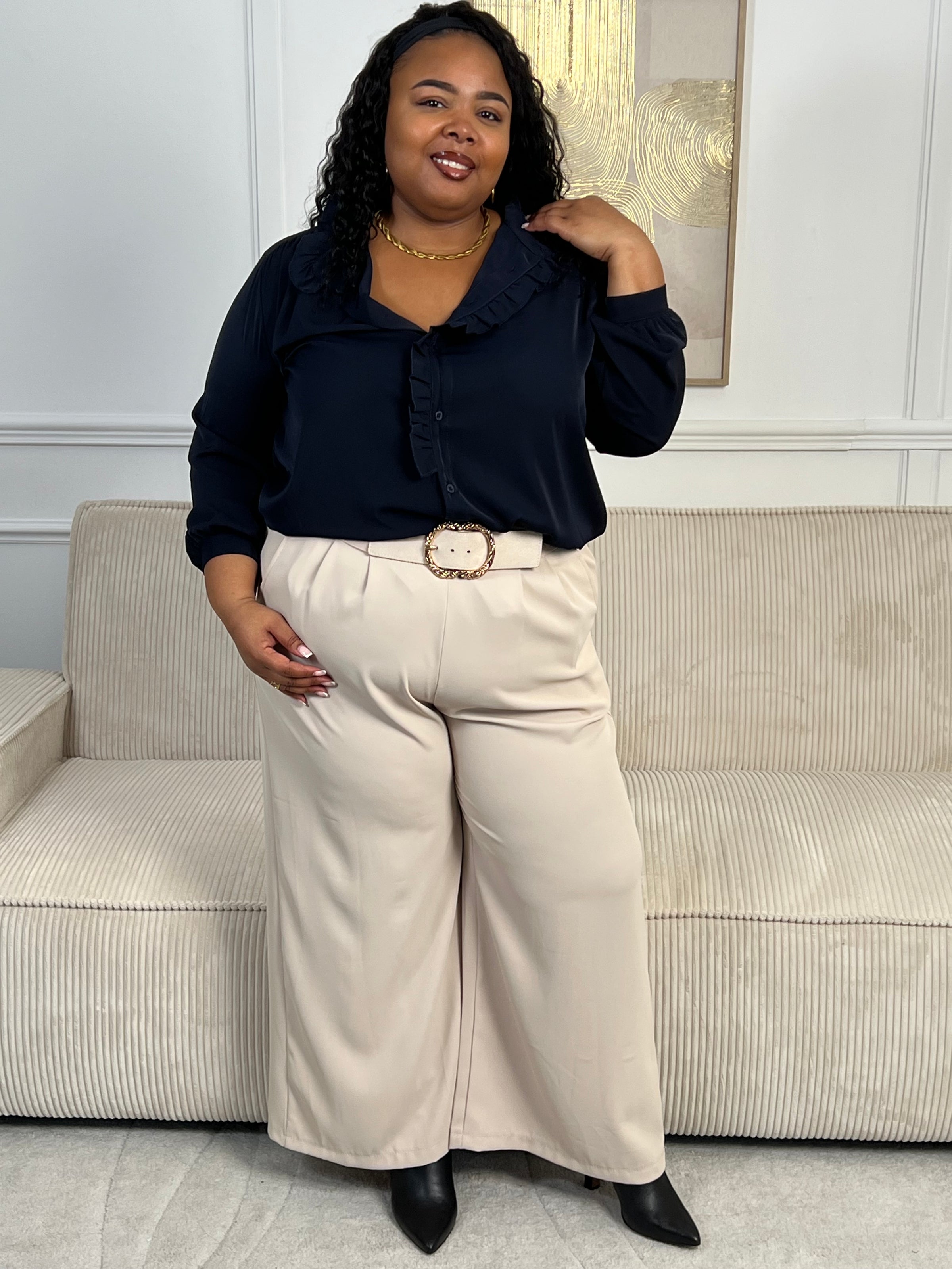 Élégante et délicate, cette chemise bleu marine fluide se distingue par ses volants au col, apportant une touche de féminité et de charme. Une pièce chic et intemporelle, parfaite pour sublimer n’importe quel look.