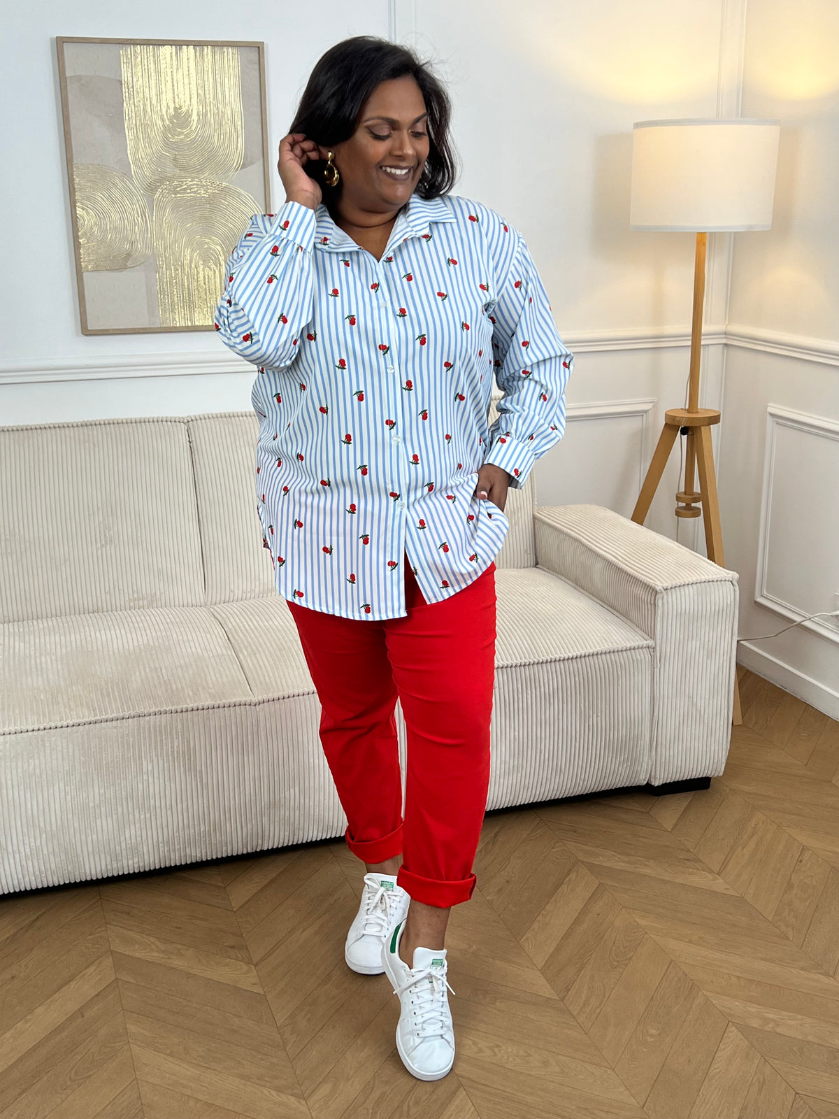 Apportez une touche originale à votre tenue avec cette chemise à motifs grande taille femme. Dotée de manches longues, d’un col chemise et de boutons sur toute la longueur et aux poignets, elle allie style et confort. Ses rayures verticales bleues et écrues sont sublimées par de jolis motifs cerises pour un look frais et féminin.