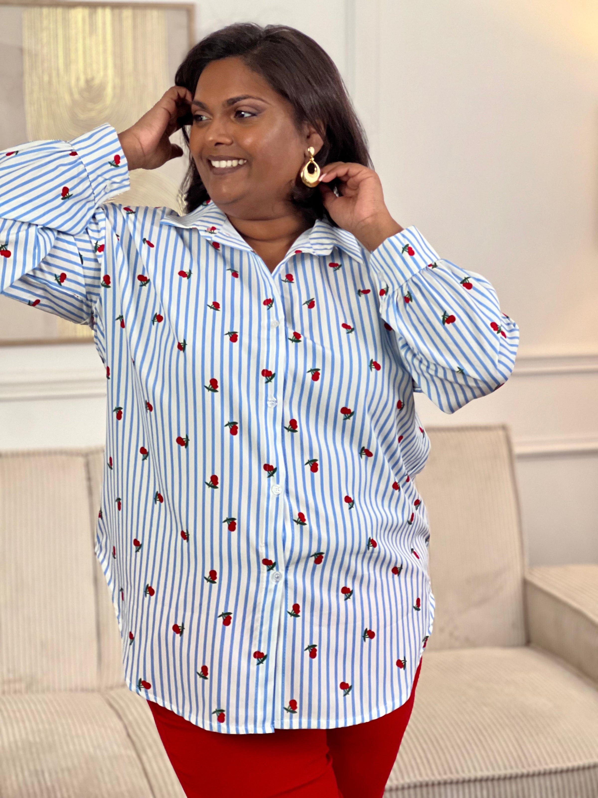 Apportez une touche originale à votre tenue avec cette chemise à motifs grande taille femme. Dotée de manches longues, d’un col chemise et de boutons sur toute la longueur et aux poignets, elle allie style et confort. Ses rayures verticales bleues et écrues sont sublimées par de jolis motifs cerises pour un look frais et féminin.
