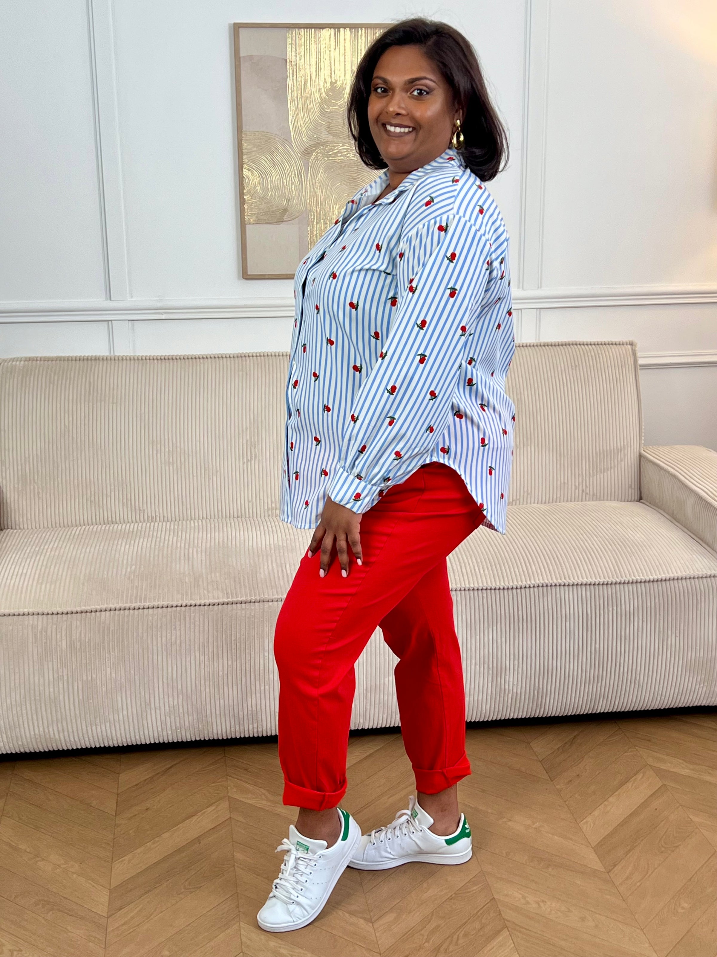 Apportez une touche originale à votre tenue avec cette chemise à motifs grande taille femme. Dotée de manches longues, d’un col chemise et de boutons sur toute la longueur et aux poignets, elle allie style et confort. Ses rayures verticales bleues et écrues sont sublimées par de jolis motifs cerises pour un look frais et féminin.
