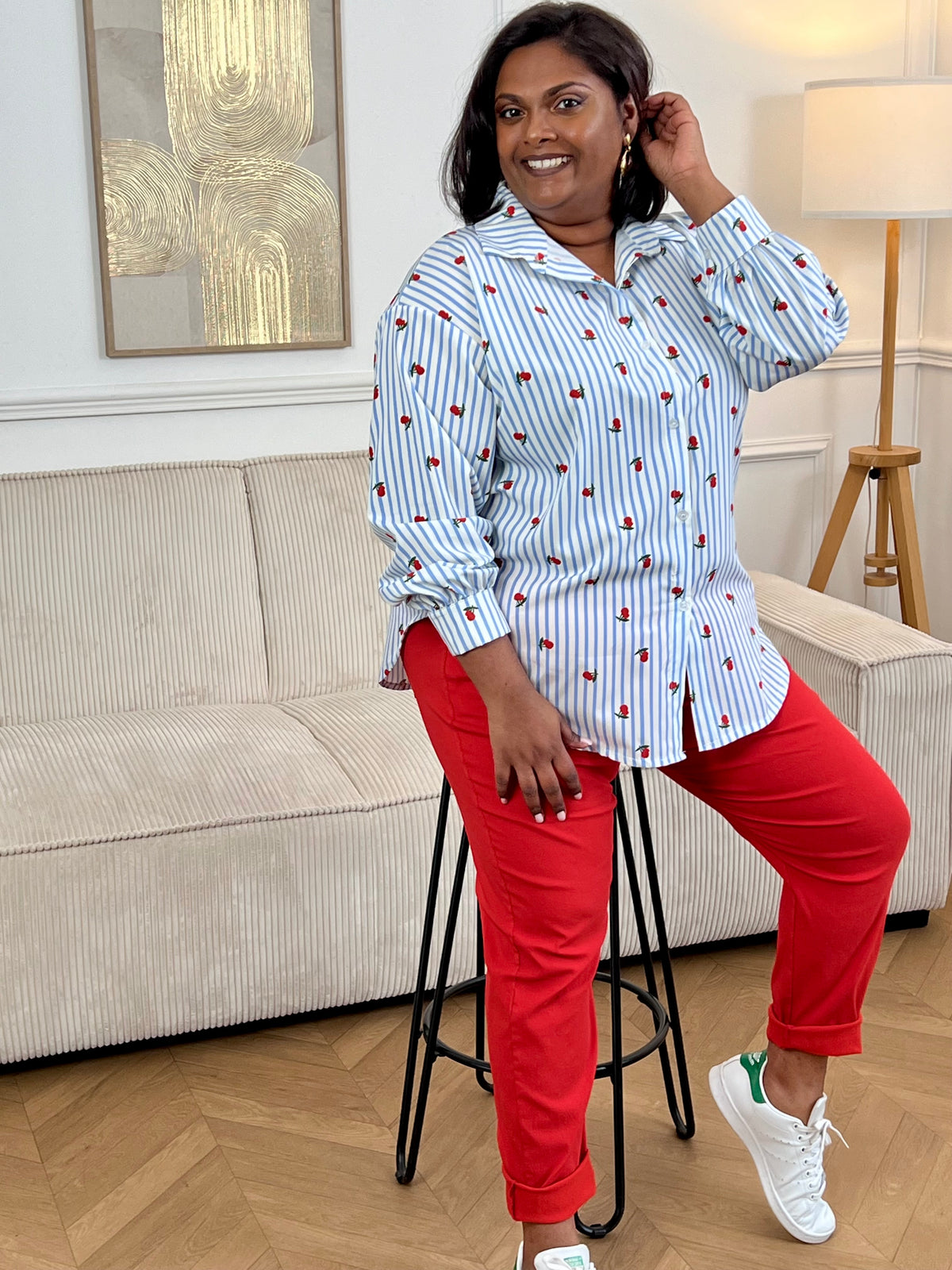 Apportez une touche originale à votre tenue avec cette chemise à motifs grande taille femme. Dotée de manches longues, d’un col chemise et de boutons sur toute la longueur et aux poignets, elle allie style et confort. Ses rayures verticales bleues et écrues sont sublimées par de jolis motifs cerises pour un look frais et féminin.