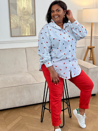 Apportez une touche originale à votre tenue avec cette chemise à motifs grande taille femme. Dotée de manches longues, d’un col chemise et de boutons sur toute la longueur et aux poignets, elle allie style et confort. Ses rayures verticales bleues et écrues sont sublimées par de jolis motifs cerises pour un look frais et féminin.