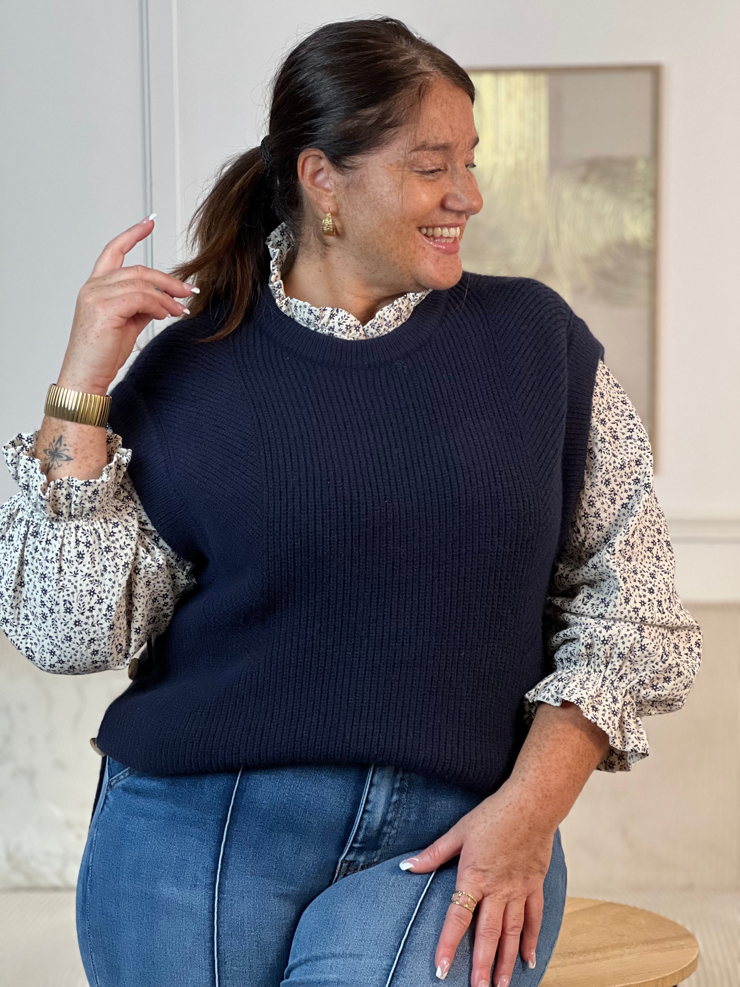 Découvrez la chemise Maeva, une pièce incontournable pour votre garde-robe. Cette blouse écrue aux motifs bleus élégants offre une coupe généreuse pensée pour les grandes tailles. Ses manches longues et son col rond orné de volants ajoutent une touche de féminité raffinée.&nbsp;