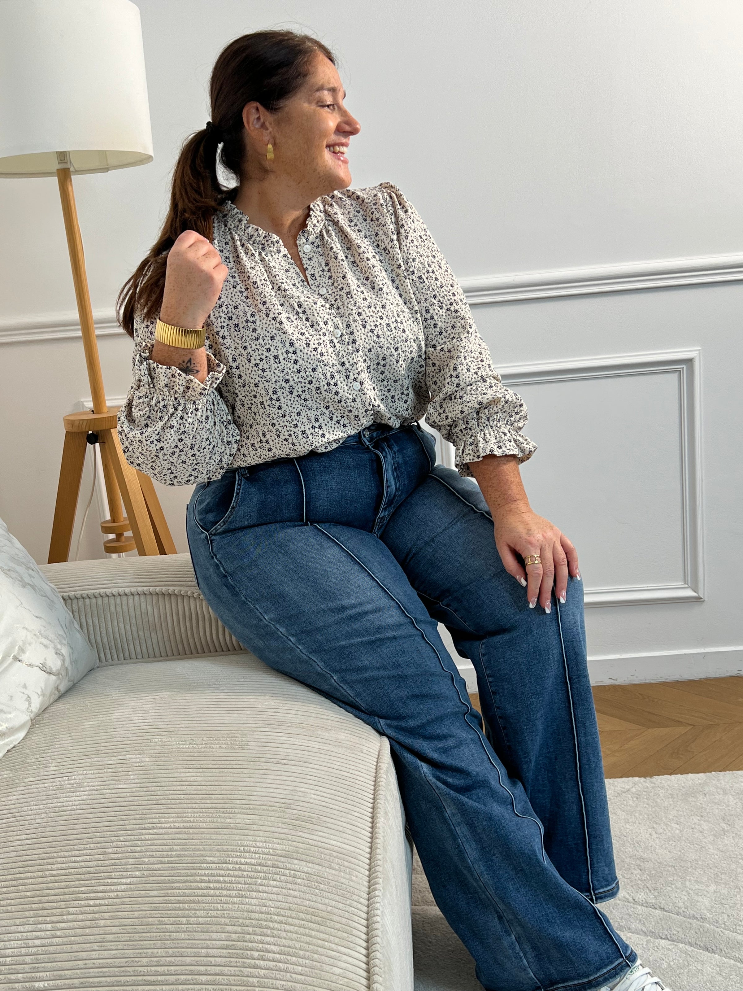 Découvrez la chemise Maeva, une pièce incontournable pour votre garde-robe. Cette blouse écrue aux motifs bleus élégants offre une coupe généreuse pensée pour les grandes tailles. Ses manches longues et son col rond orné de volants ajoutent une touche de féminité raffinée.&nbsp;