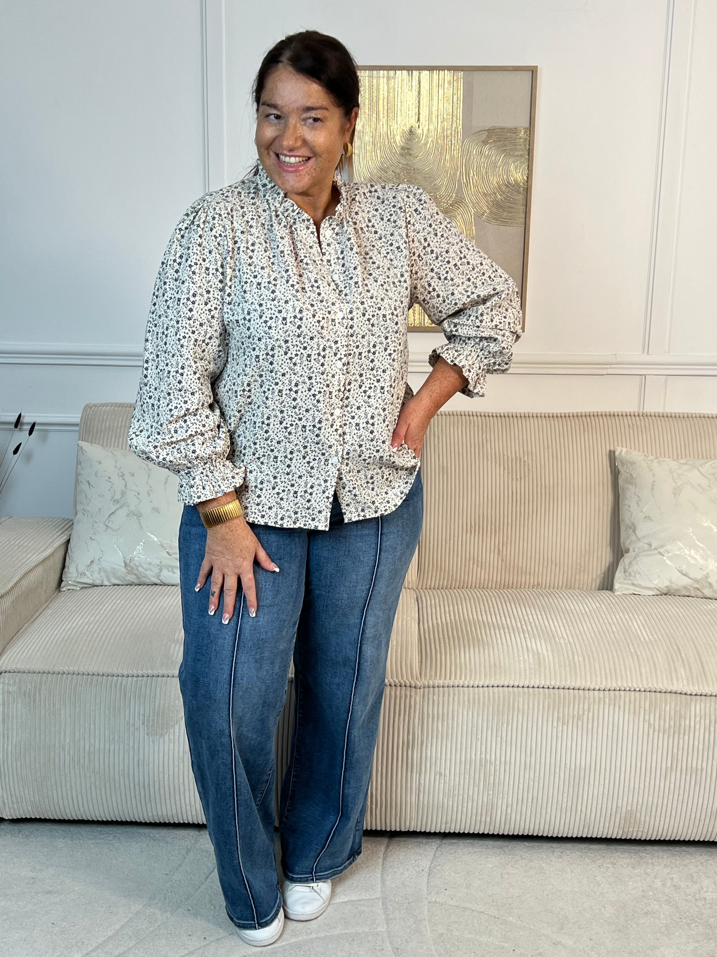 Découvrez la chemise Maeva, une pièce incontournable pour votre garde-robe. Cette blouse écrue aux motifs bleus élégants offre une coupe généreuse pensée pour les grandes tailles. Ses manches longues et son col rond orné de volants ajoutent une touche de féminité raffinée.&nbsp;