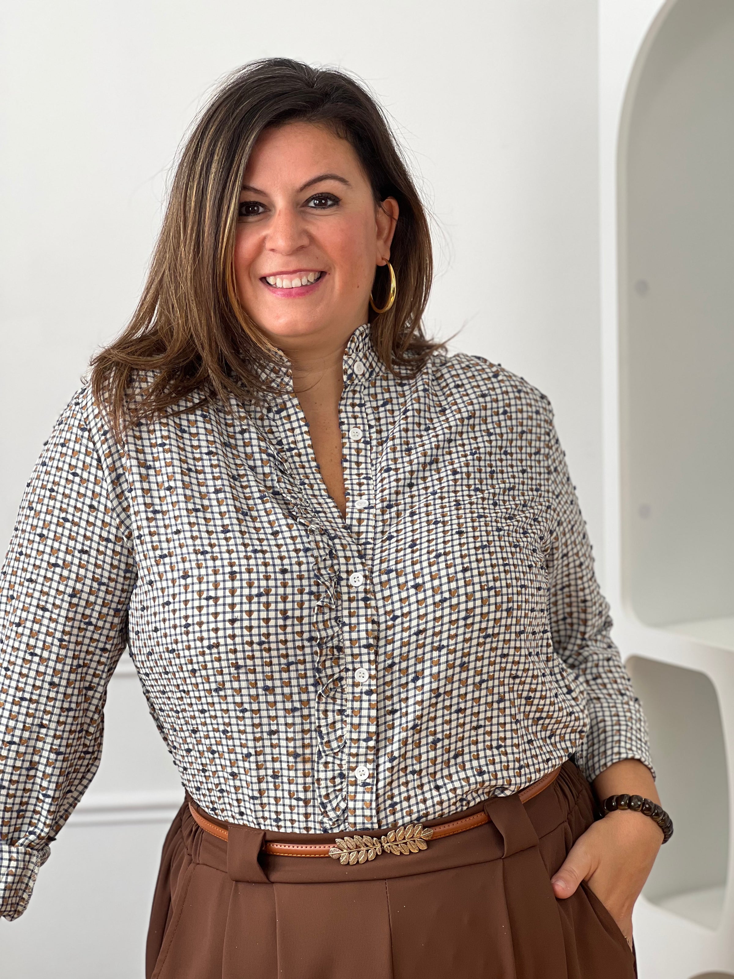 Chemise à motifs grande taille pour femme dans les tons bleu, jaune et écru.