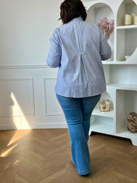 Chemise grande taille bleue et blanche à rayures, élégante et facile à porter au quotidien. Dotée de manches longues, de boutons sur toute la longueur et d’un col montant à volants, elle apporte une touche féminine et raffinée. Parfaite pour un look chic et moderne en toute simplicité.