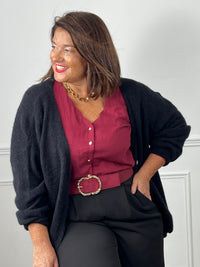 Femme grande taille portant la chemise bordeaux Laury – Col V festonné, tailles 42/44 à 52/54 | Loïcia