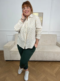 Chemise beige en gaze de coton, parfaite pour les silhouettes généreuses. Manches longues retroussables avec boutons discrets pour adapter votre style au fil de la journée. Col chemise structuré et boutons sur toute la longueur pour un look intemporel. Motifs floraux jaune et vert qui apportent une touche de gaieté à votre garde-robe.