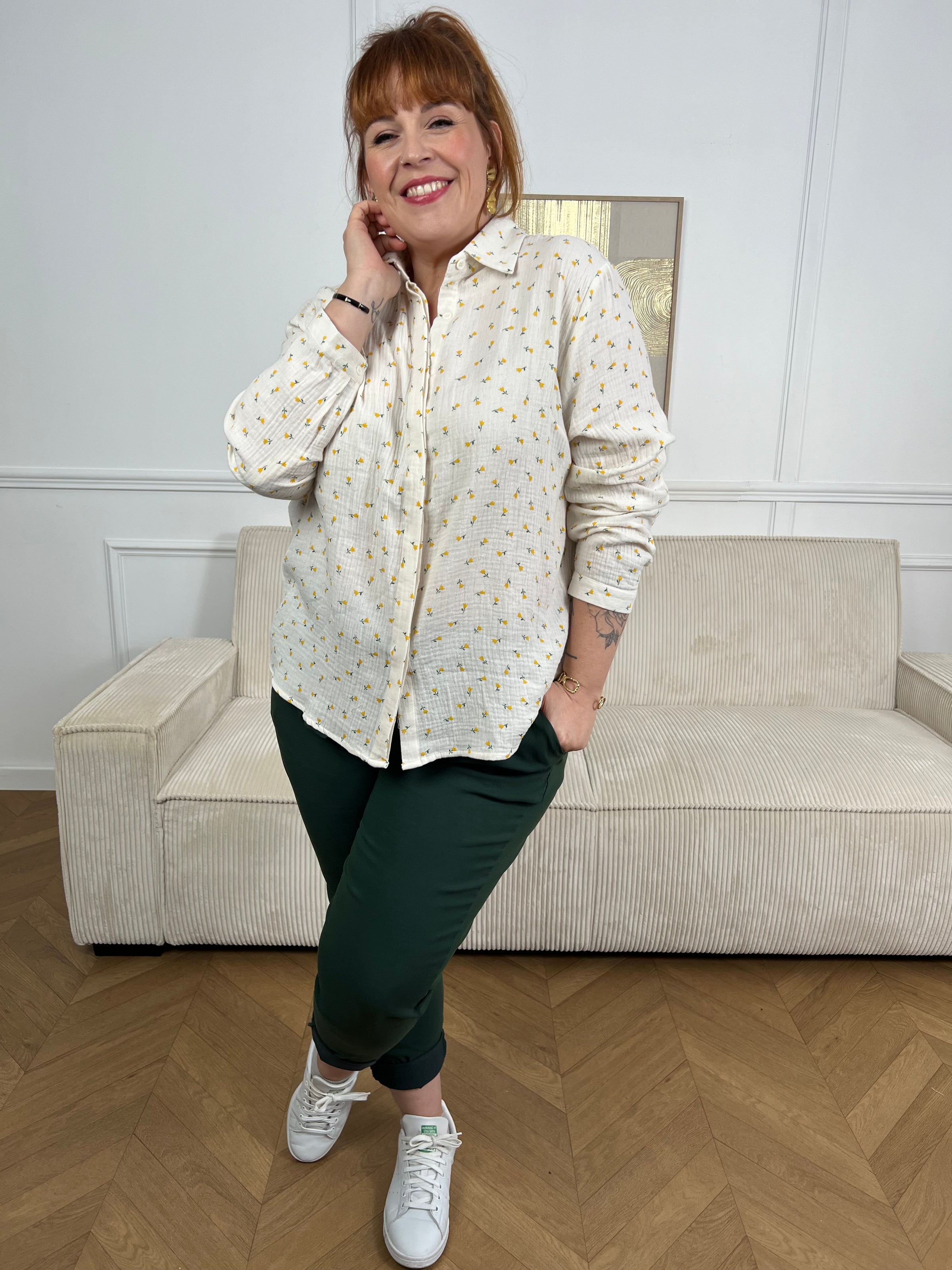 Chemise beige en gaze de coton, parfaite pour les silhouettes généreuses. Manches longues retroussables avec boutons discrets pour adapter votre style au fil de la journée. Col chemise structuré et boutons sur toute la longueur pour un look intemporel. Motifs floraux jaune et vert qui apportent une touche de gaieté à votre garde-robe.